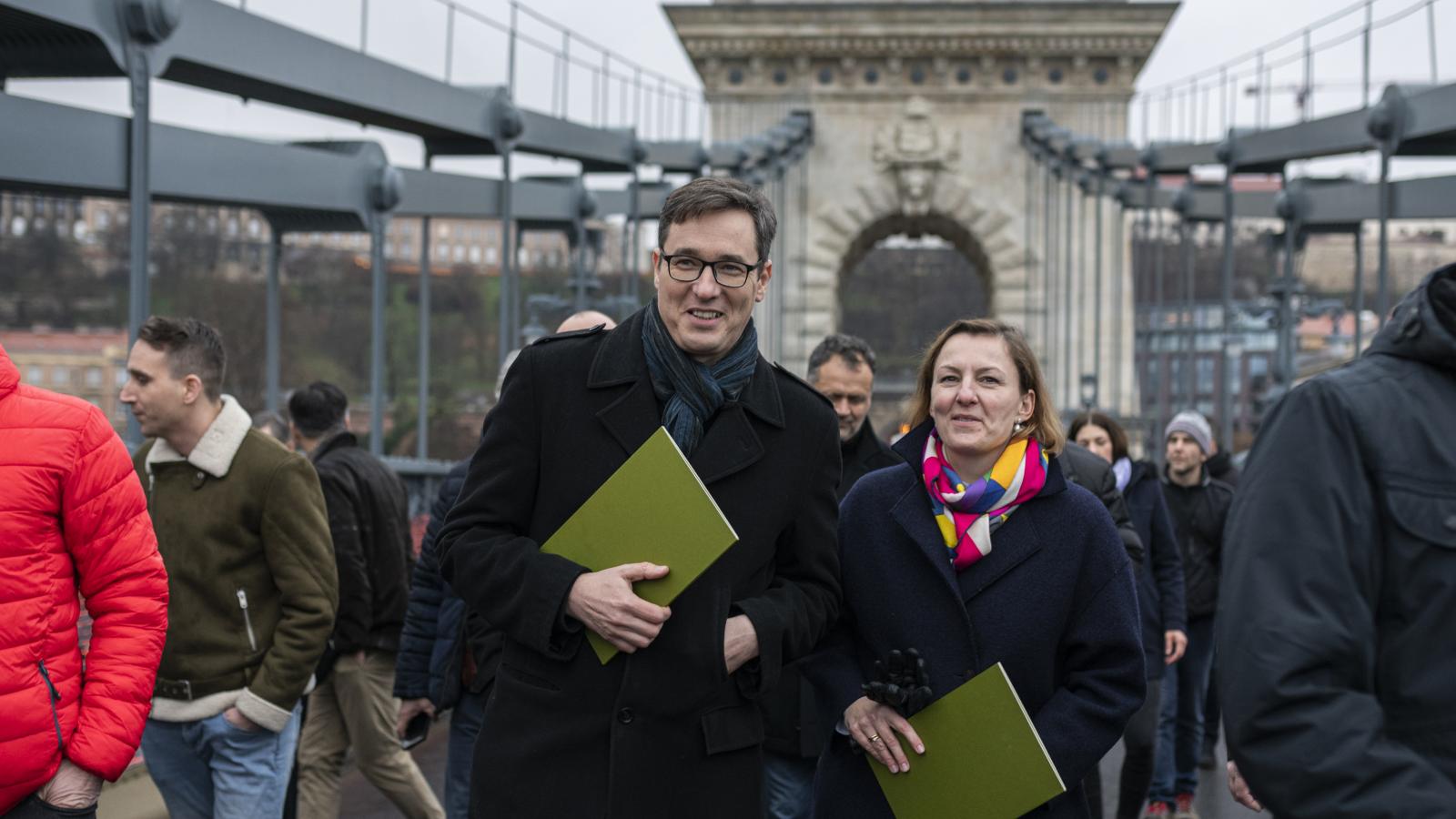 Walter Katalin Magyarországon meglehetősen ritka felelősségvállalással először elnézést kért az utasoktól félreérthető mondata miatt, majd benyújtotta a lemondását, de azt nem fogadta el a főpolgármester