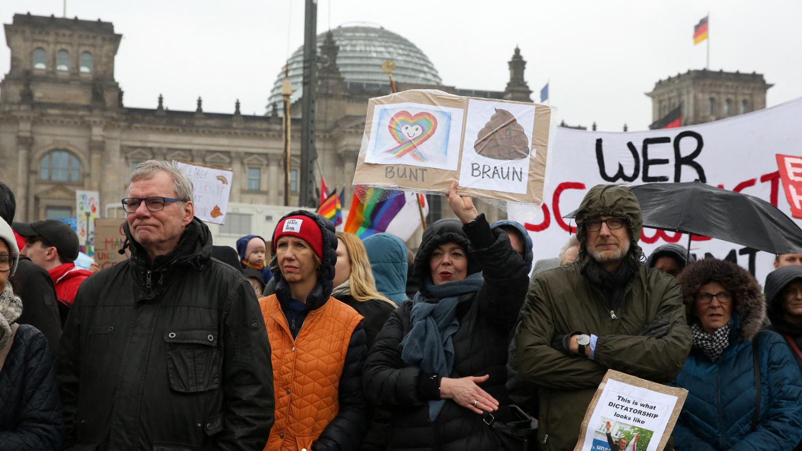 Berlinben százezernél is többen vonultak utcára