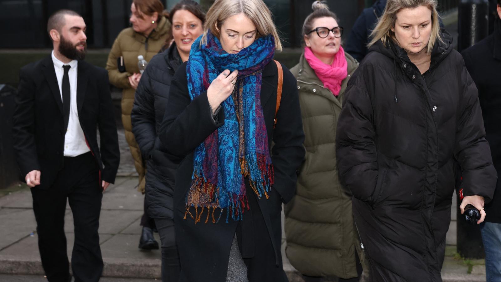 Esther Gheyt, Brianna anyját (bal oldalon) lesújtotta, hogy lányát az ölte meg, akiről azt hitte, hogy a barátja, akiben megbízott