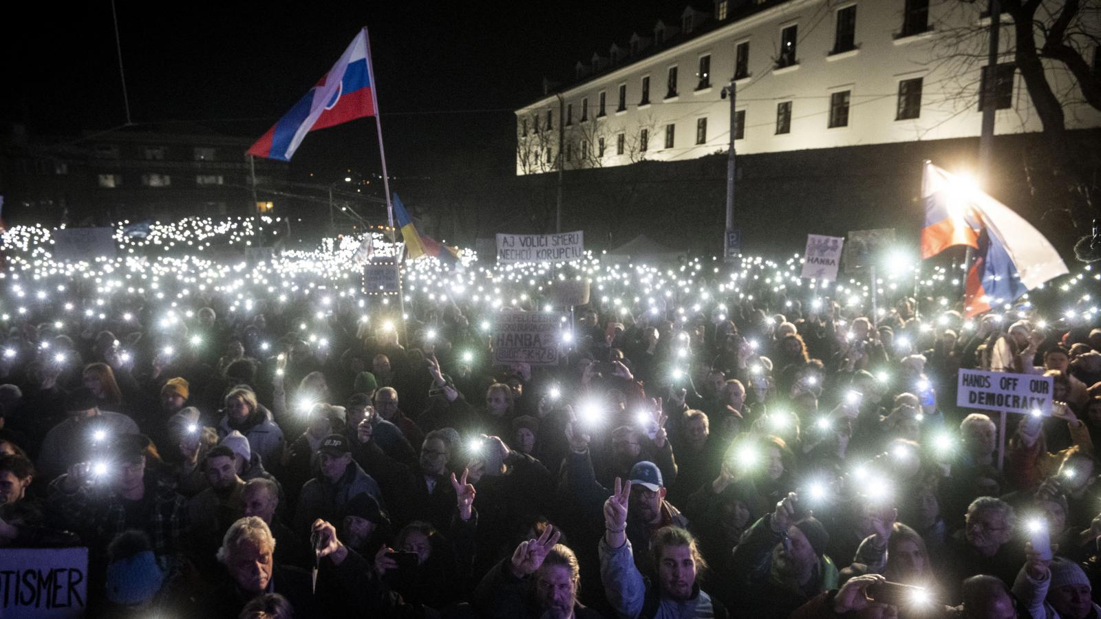 Pozsonyban 18 ezren tüntettek a parlament előtt a btk.-módosításról folyó szavazással egy időben. Több szlovákiai városban tartottak tiltakozó megmozdulást