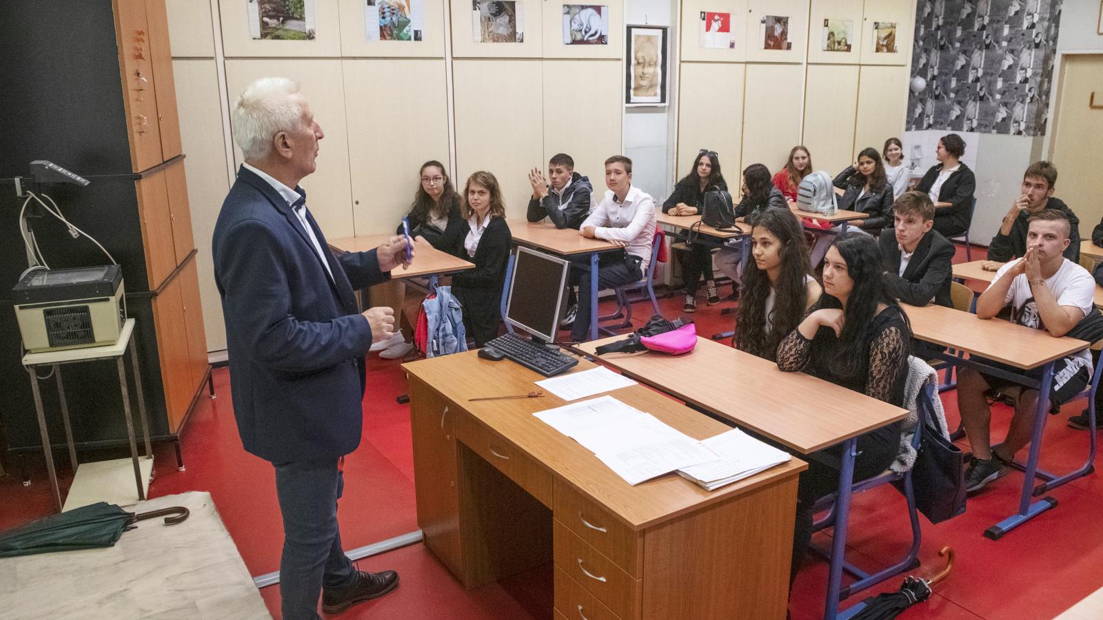 A közoktatásban dolgozó pedagógusok 5 százalék dolgozik nyugdíjasként