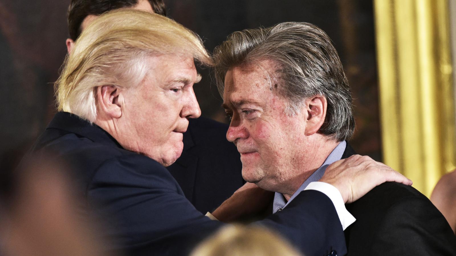 Donald Trump egykori politikai főtanácsadója, Steve Bannon sikkasztási ügyében is „megmentőnek” bizonyult