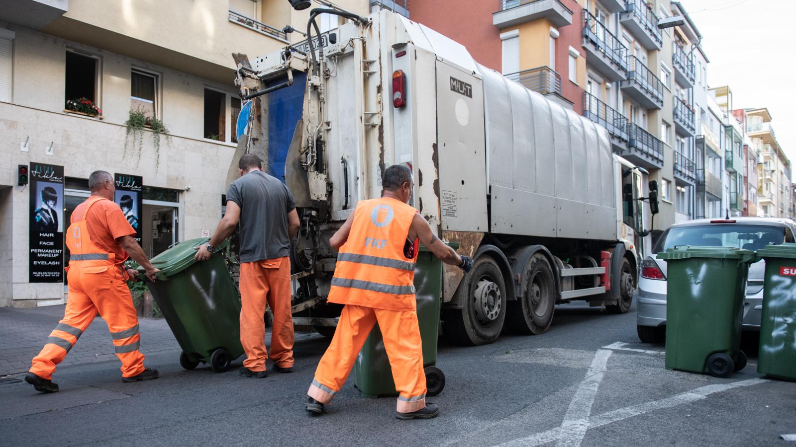 A kukás­autók nagy többségét eladják, igaz, nem is lett volna értelme megtartani azokat, hiszen a szemétszállítást kivette a kormány a fővárosi hatáskörből