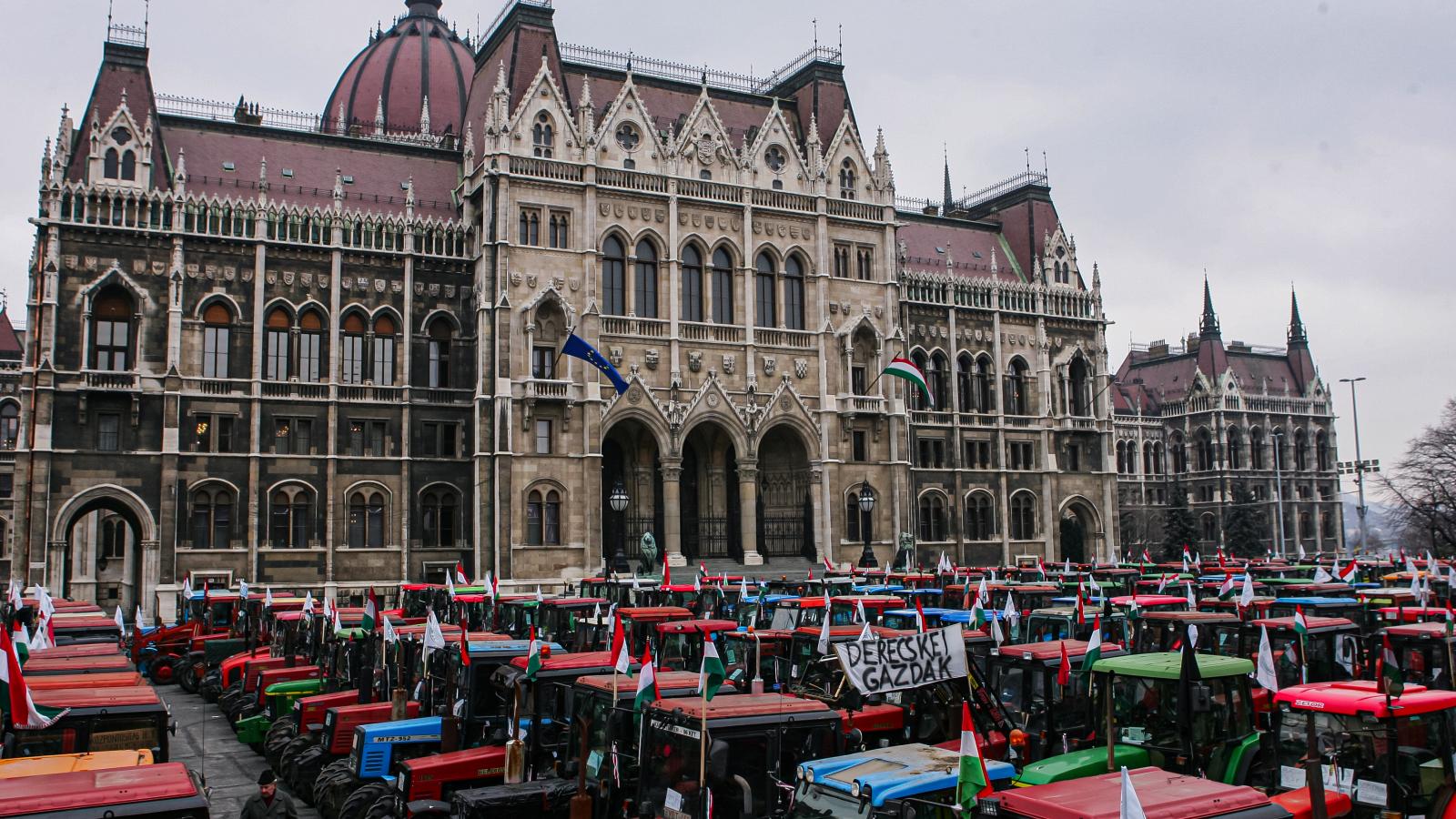 Még a szocialista kormányok idején vonultak a gazdák tömegesen a parlamenthez. Most a rakpartot célozzák meg a tiltakozók