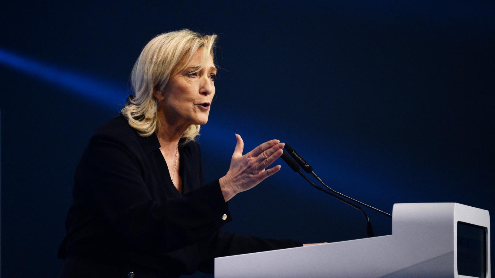 Marine Le Pen számára egyre kínosabb egy padsorban ülni az ultraszélsőséges ideológiát hangoztató képviselőkkel