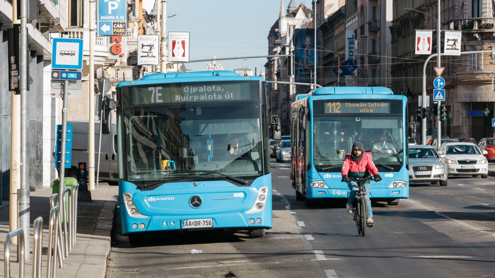 Kedvezőbb áron utazhatnak majd bérlettel a felnőttek és a diákok is, de az továbbra sem világos, hogy ennek árát ki fizeti majd