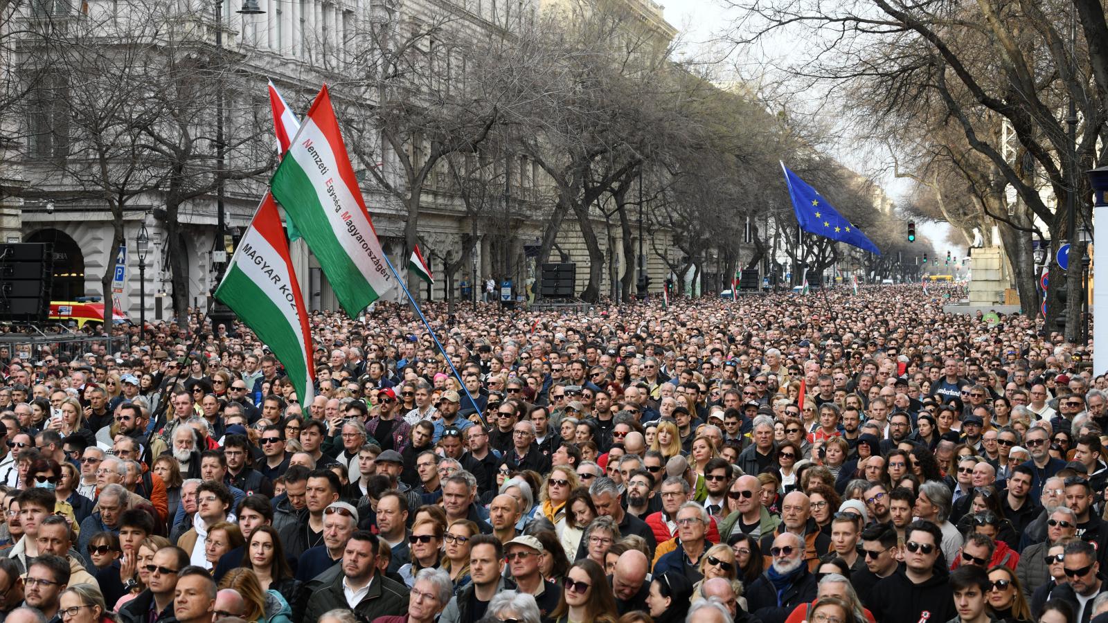 Nagy tömeg Magyar Péter március 15-ei rendezvényén