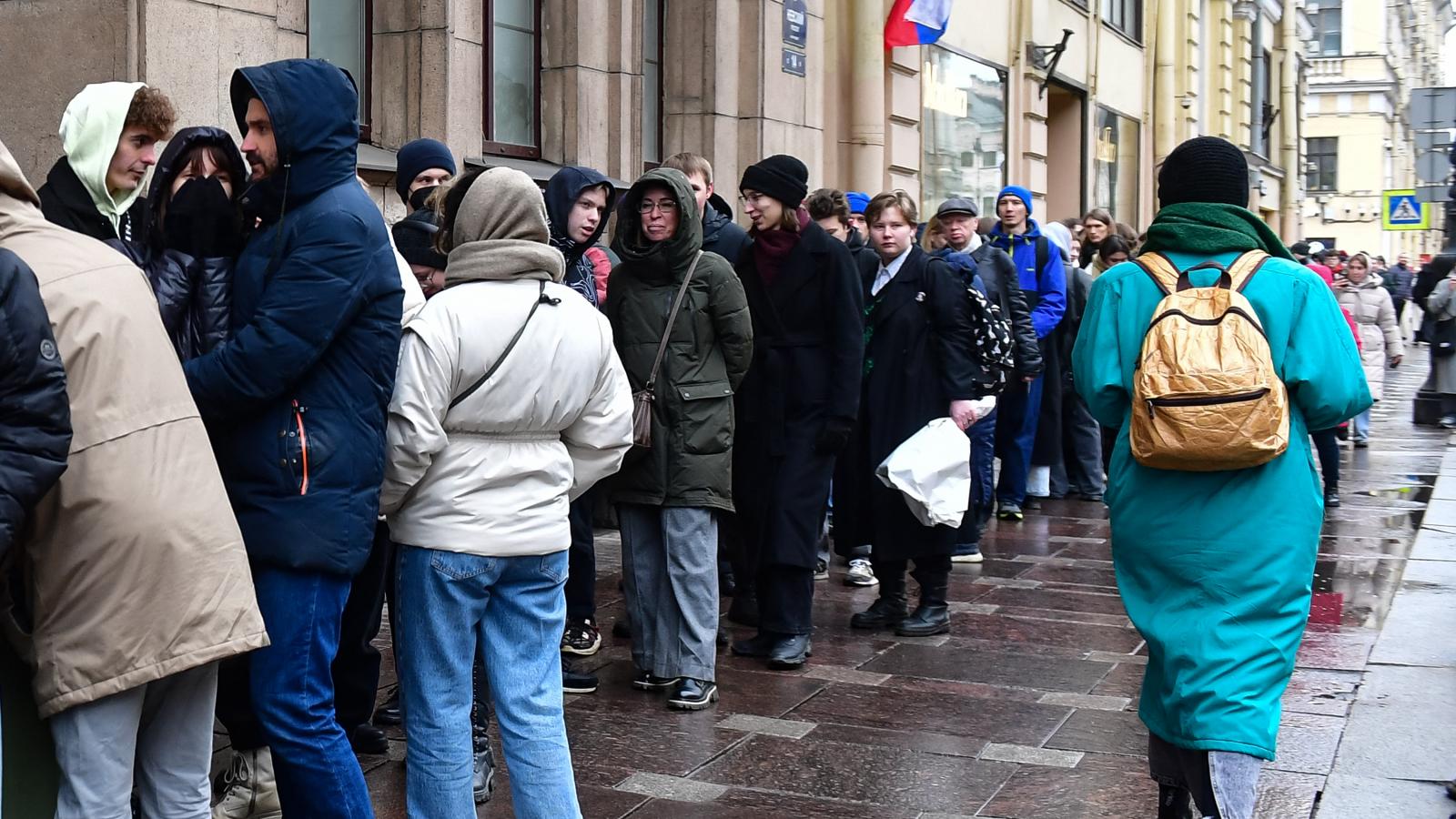 Szentpéter­váron komoly sorok alakultak ki vasárnap délben, Julija Navalnaja felhívásának megfelelően, egyes szavazókörök előtt