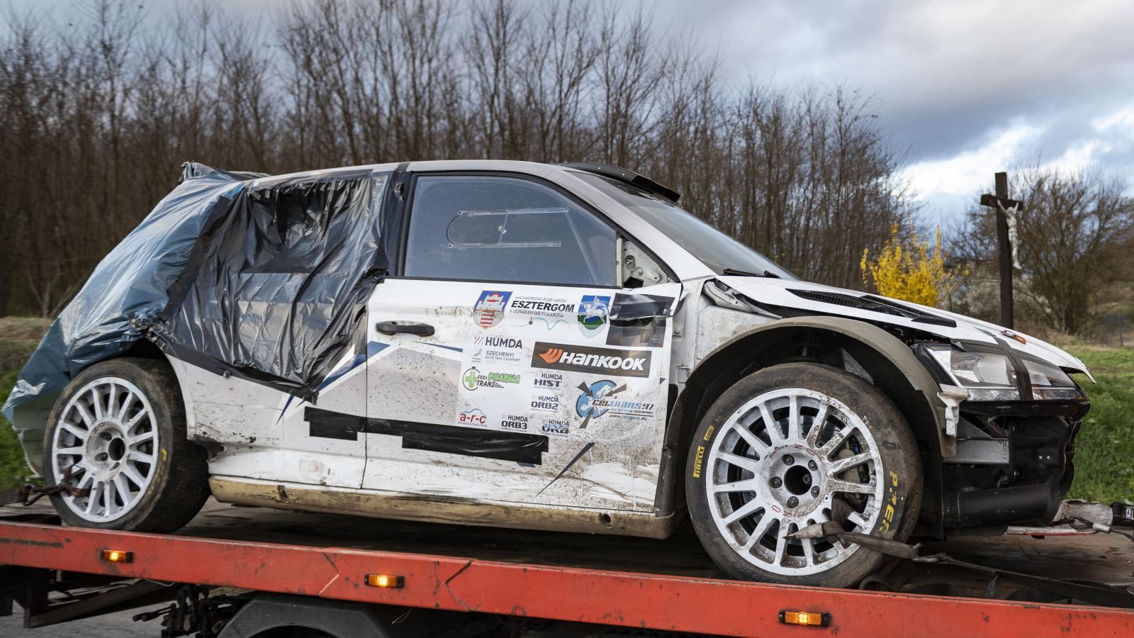 A vétkes autó, egy fehér színű Rally 2-es Skoda Fabia R5