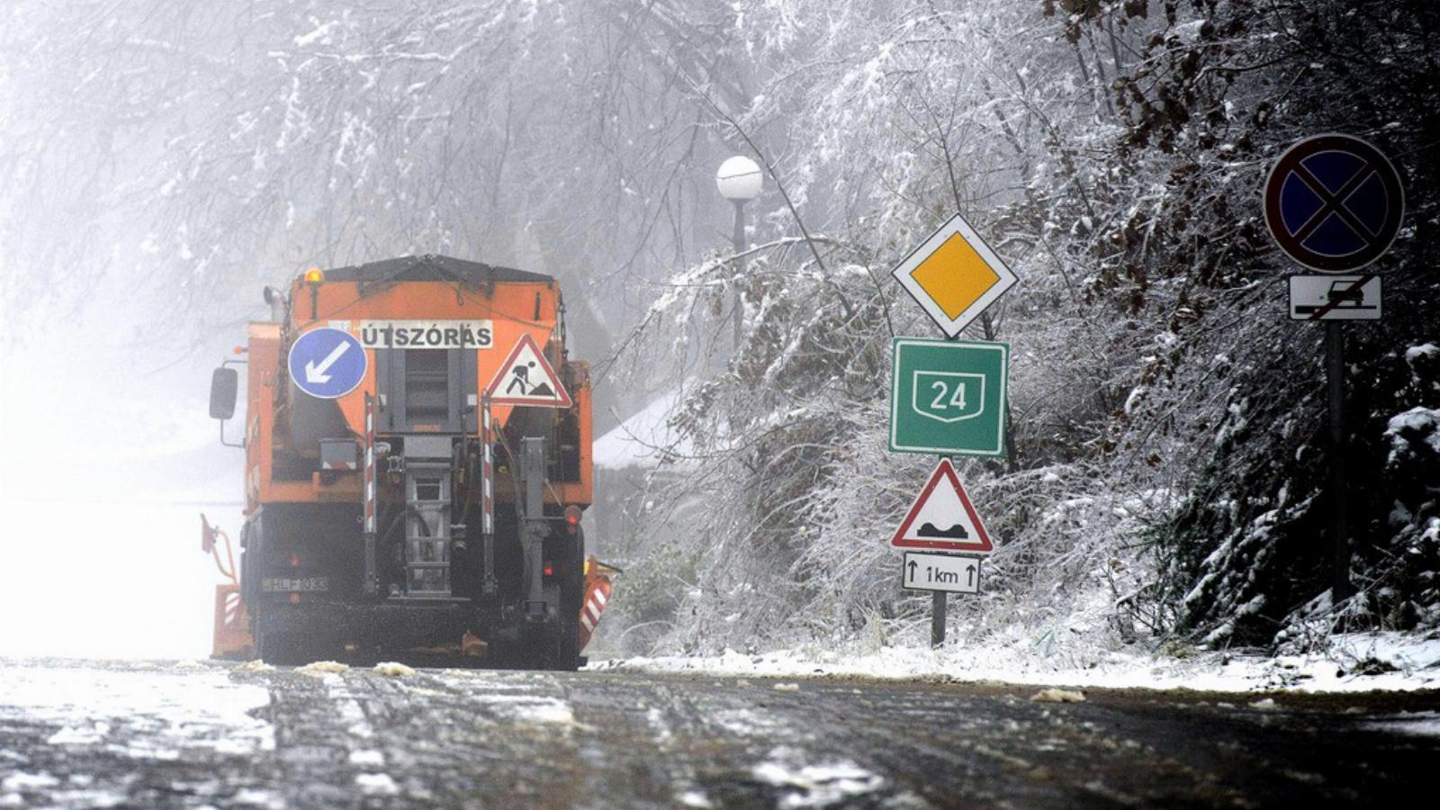 Az ónos eső és a fagy miatt teljes útzár volt érvényben, a Mátra három napig szinte megközelíthetetlen volt. MTI Fotó: Komka Pét