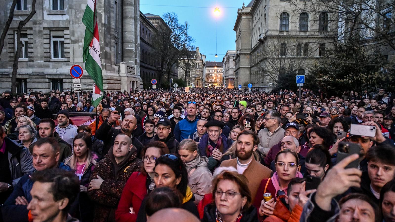 Ezrek hallgatták kedden Magyar Pétert. A jövő szombaton sokkal több embert akar utcára vinni