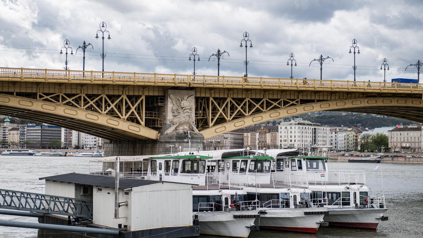 Budapest vezetése rendet tenne a Duna-parton: száműznék a „folyó mellett élők életét megkeserítő és a panorámát elcsúfító hajókat”