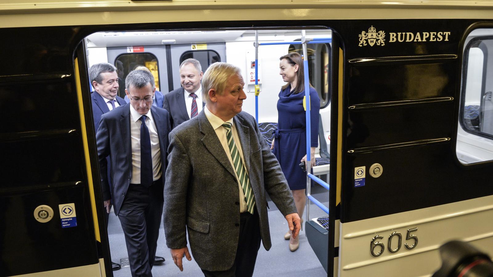 Tarlós István és Bolla Tibor Borisz Bogatirjevvel, a Metrowagonmash vezérigazgatójával közösen próbálta ki a felújított metrókocsikat 2017 márciusában