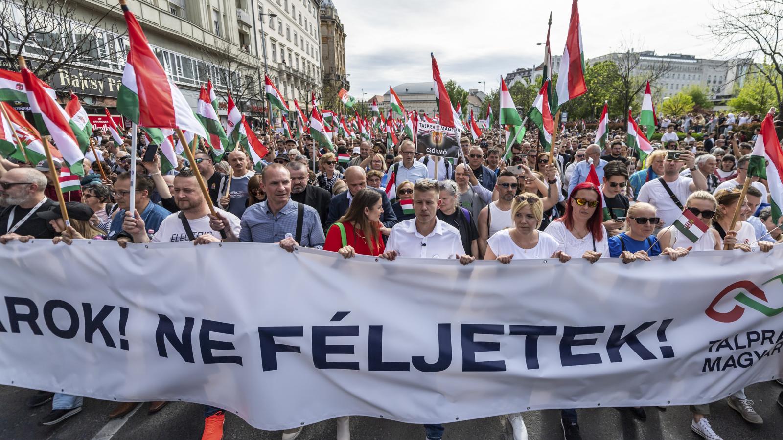 Nemzeti zászlók Magyar Péter demonstrációján. Nem az ellenzéki tüntetések hagyományos kellékei