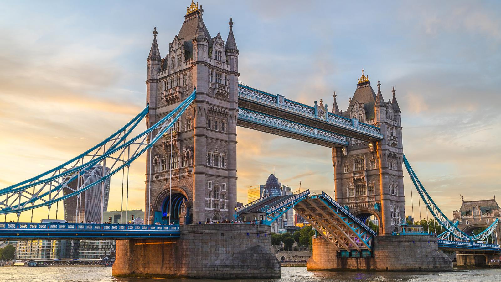 A Tower Bridge a Temzén. Szinte mindennap
egyszer felnyitják