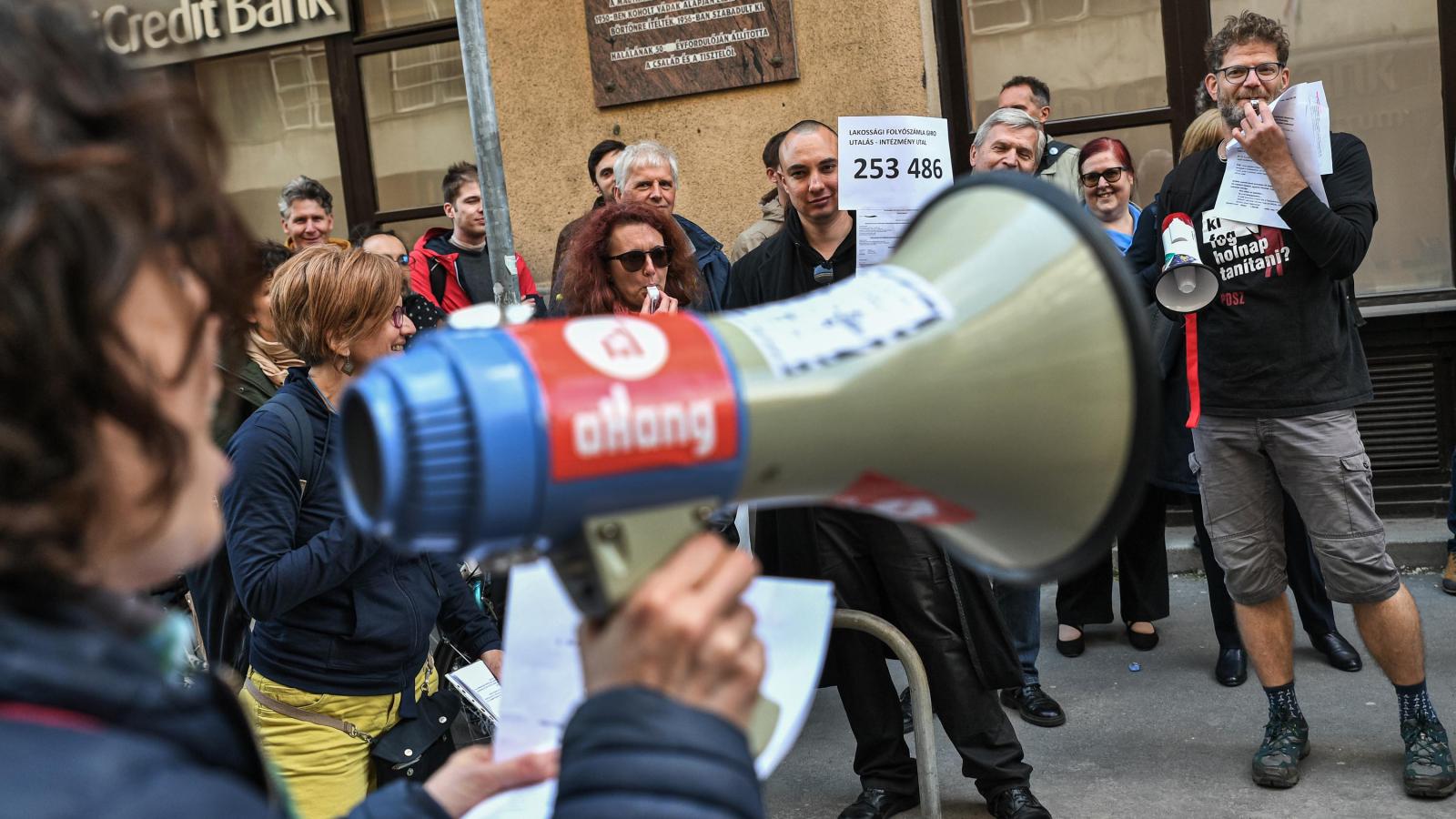 Előzőleg április 17-én demonstráltak a Kulturális és Innovációs minisztérium épülete előtt