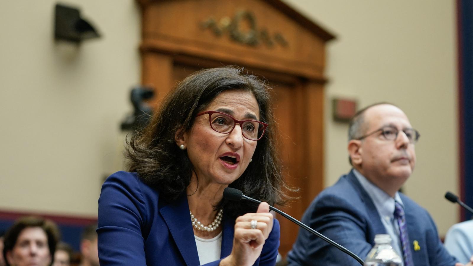 A Columbia Egyetem elnöke, Minouche Shafik heves támadások kereszttüzében áll, mióta a diákok palesztinpárti tüntetései antiszemita színezetet öltöttek