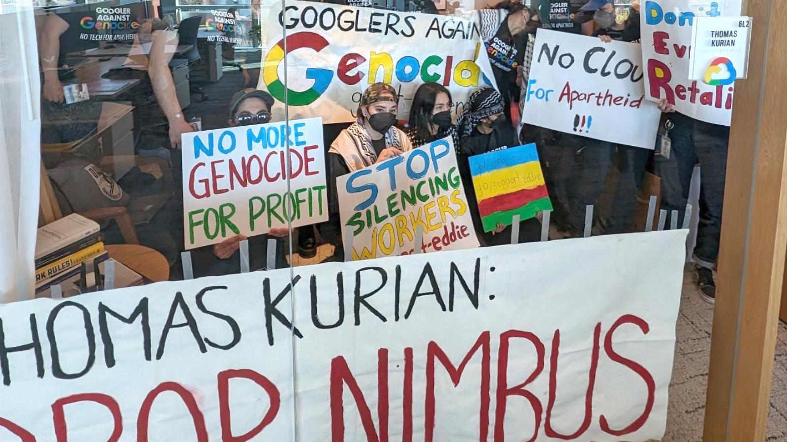 A Google 28 alkalmazottját bocsátották el szerdán, miután elfoglalták az internetes világcég New York-i és kaliforniai irodáit