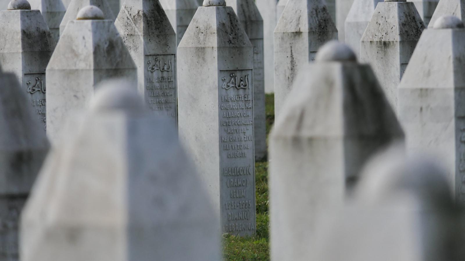 A boszniai szerb népirtás áldozatainak sír- és emlékhelye Srebrenicában 