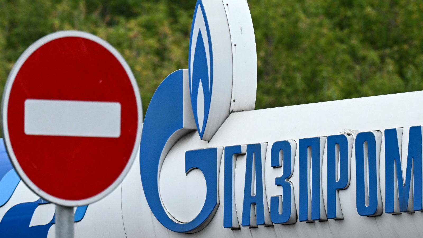 Gazprom-logó egy moszkvai benzinkút mellett