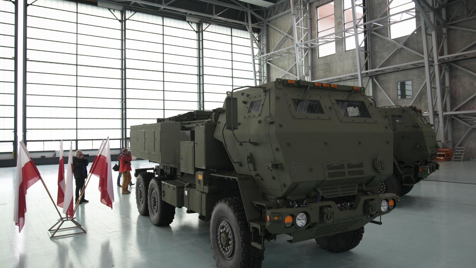 Ukrajnai indulásra váró amerikai HIMARS Lengyelországban 2023. május 15-én