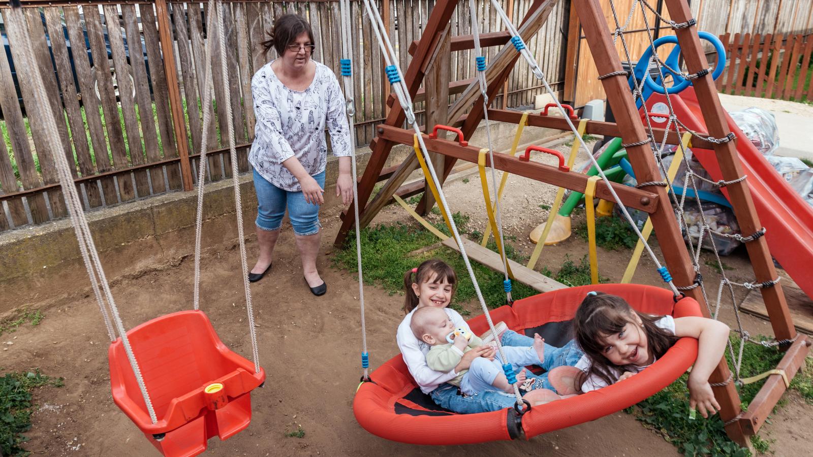 Jenei Ilona, aki hat évvel ezelőtt két kislányt fogadott örökbe, elnyerte az év nevelőszülője címet