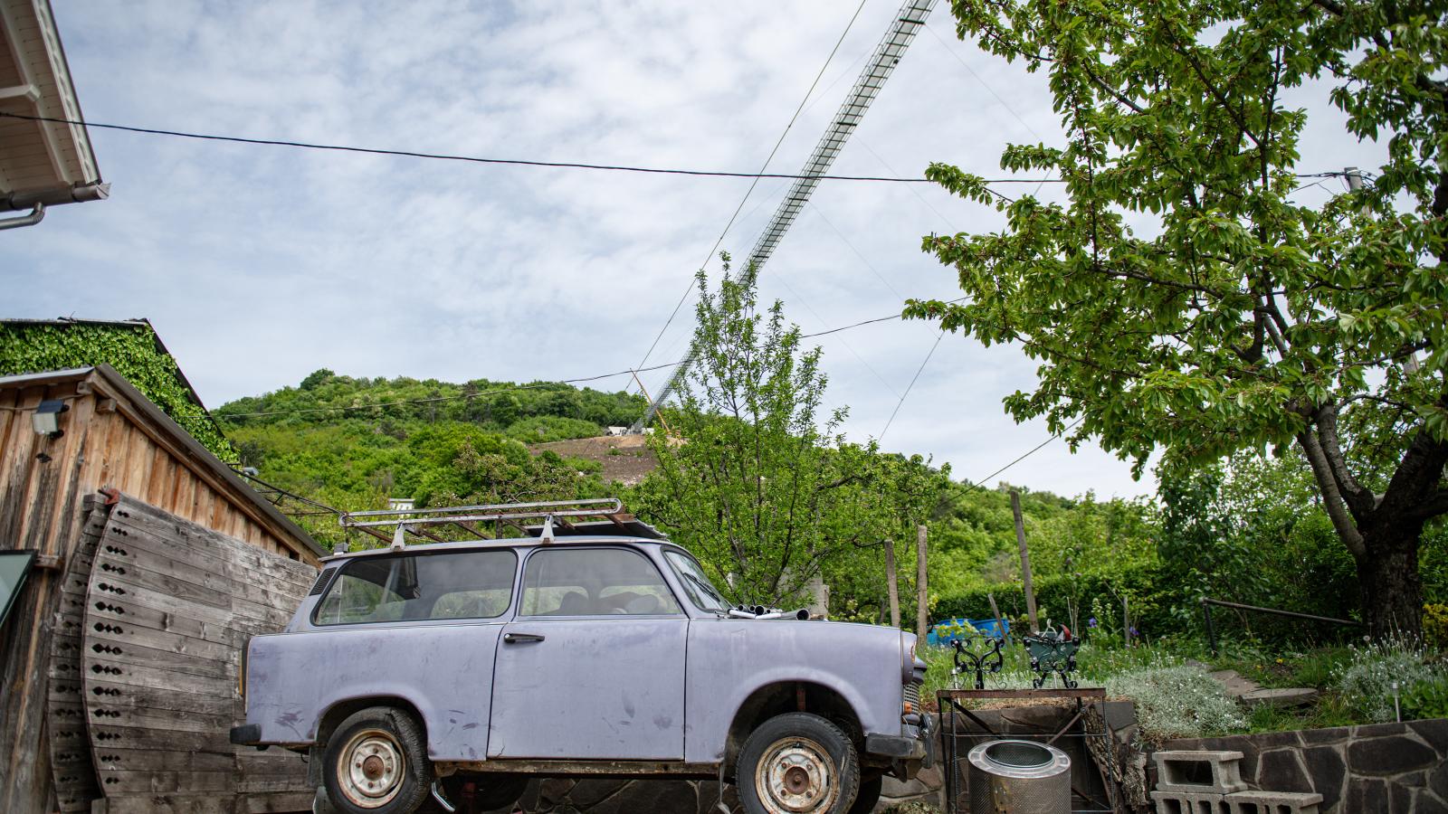 Az is zavarja az itt élőket, hogy fentről bárki beláthat hozzájuk, így oda lesz a nyugalmuk, magánéletük