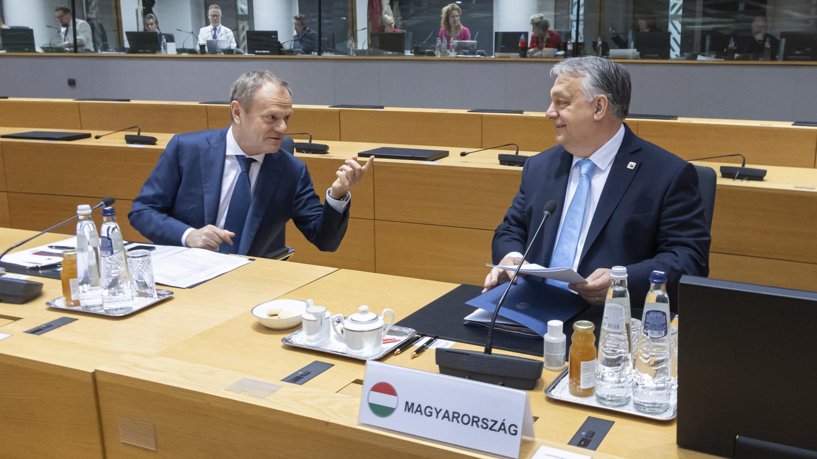 Donald Tusk lengyel és Orbán Viktor magyar kormányfő a március 22-i EU-csúcson