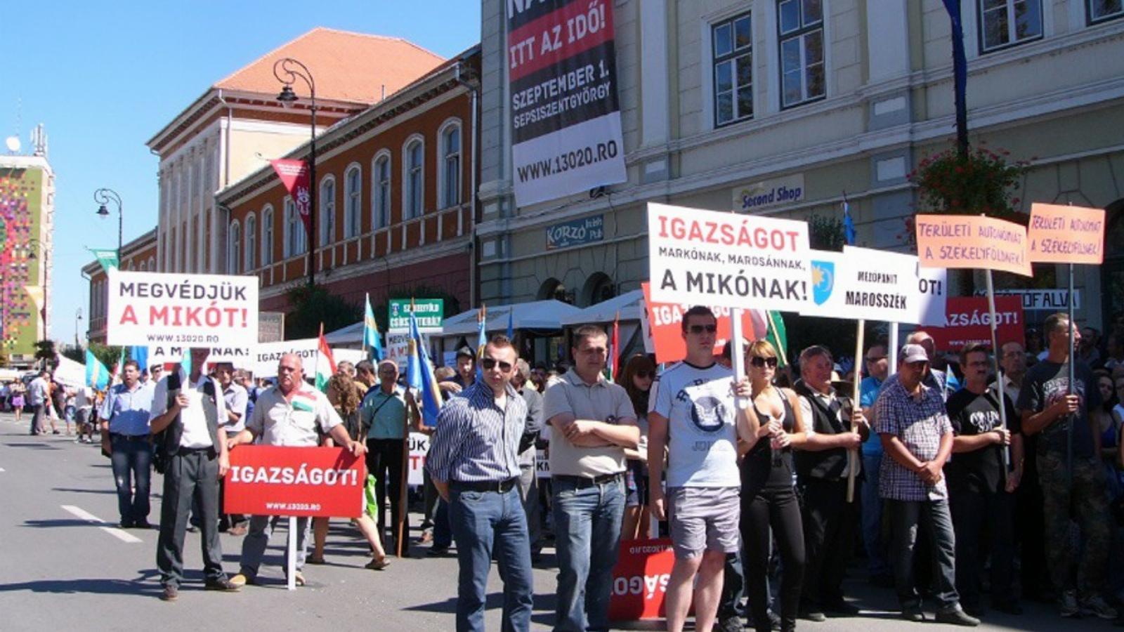 2012 szeptemberében az utóbbi évek legnagyobb erdélyi magyar tüntetése Mikó-ügyben FORRÁS: RMDSZ.RO