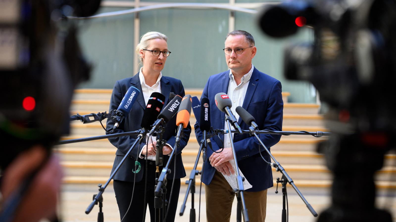 Az ítélet miatt élesen támadták a bíróságot az AfD vezetői, köztük Alice Weidel és Tino Chrupalla, a párt Bundestag-frakciójának két társelnöke