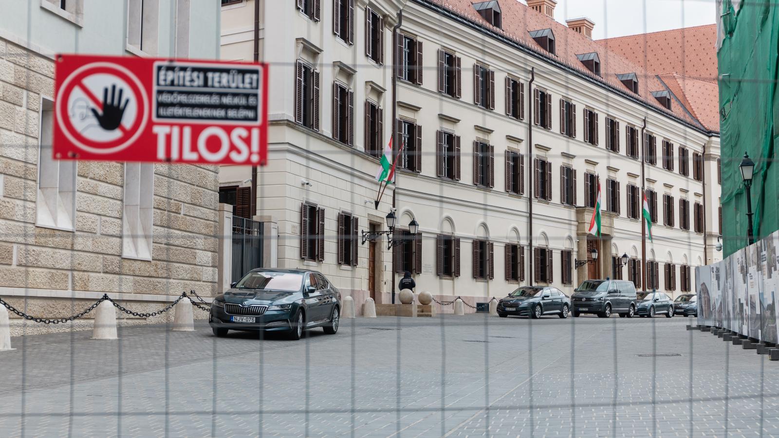 Az Orbán Viktort, a fideszes politikusokat és a kormánypárti újságírókat „védő” rácsok egy napra legalább eltűntek