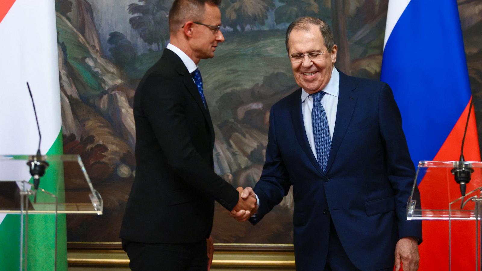 Szergej Lavrov orosz külügyminiszter és Szijjártó Péter magyar külügyminiszter kezet fog a Moszkvában folytatott megbeszéléseiket követő közös sajtótájékoztató végén 2022. július 21-én.