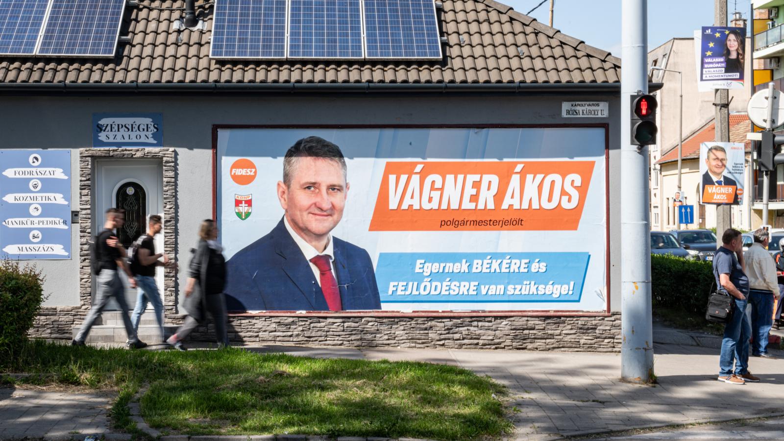 A hivatalos fideszes jelölt egyik plakátja.