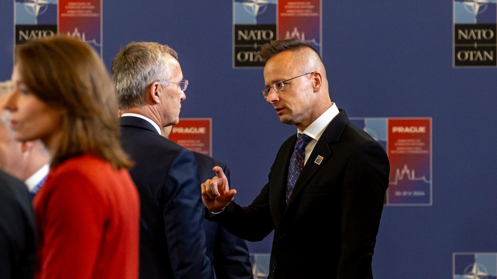 Jens Stoltenberg szerint a NATO-tagállamoknak leg­alább a jelenlegi szinten fenn kell tartaniuk az Ukrajnának nyújtott támogatást. De Magyarország nem hajlandó Ukrajna katonai képességeinek növelésére magyar pénzt fordítani