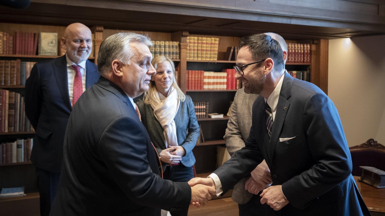 A Miniszterelnöki Sajtóiroda által közreadott képen Orbán Viktor miniszterelnök (b2) fogadja Daniel Obajteket, a lengyel PKN Orlen igazgatótanácsának elnökét (j) a Karmelita kolostorban 2022. február 16-án.