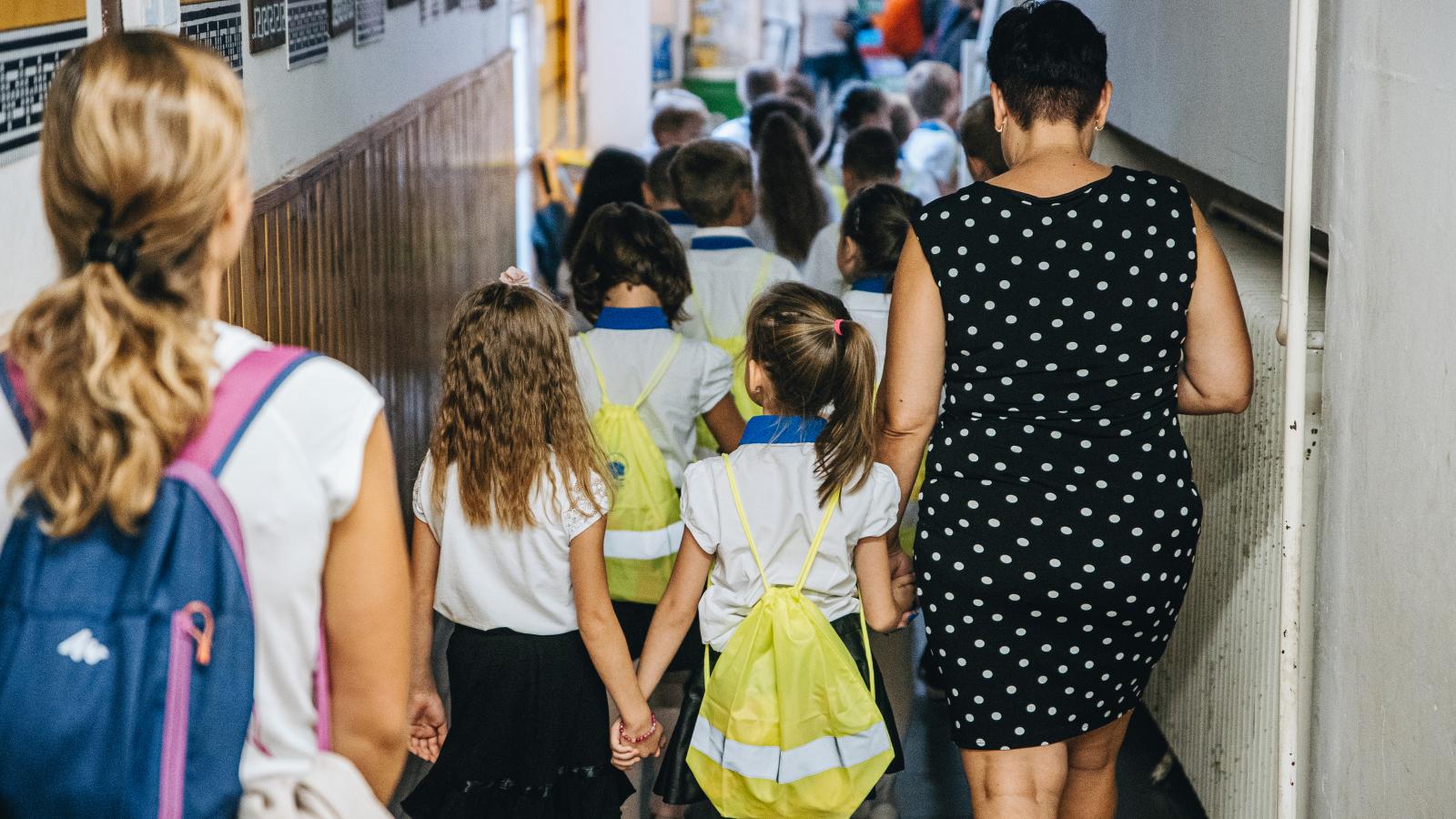 Megint nőtt a szám, idén már 23 ezer hatévesnek kértek iskolahalasztást az Oktatási Hivatalnál
Ha túl korán ülnek a gyerekek az iskolapadba, akkor kevesebb lesz a sikerélményük, aminek a fejlődésükben, a további tanulmányaikban is megmutatkozik majd a hat