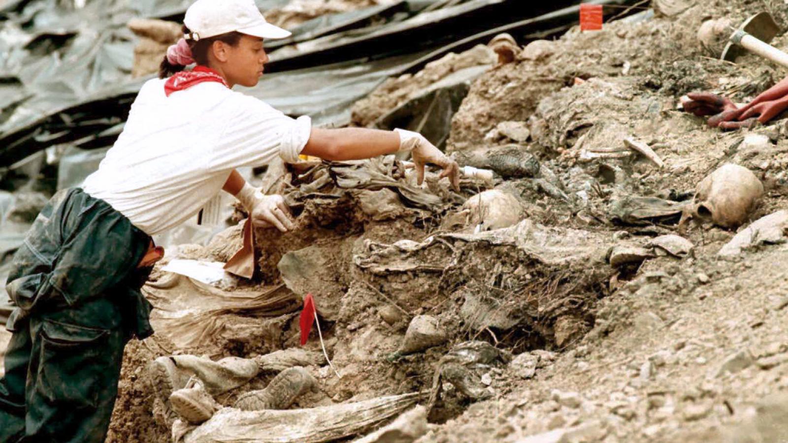 Tömegsír feltárása Srebrenicában 1996-ban