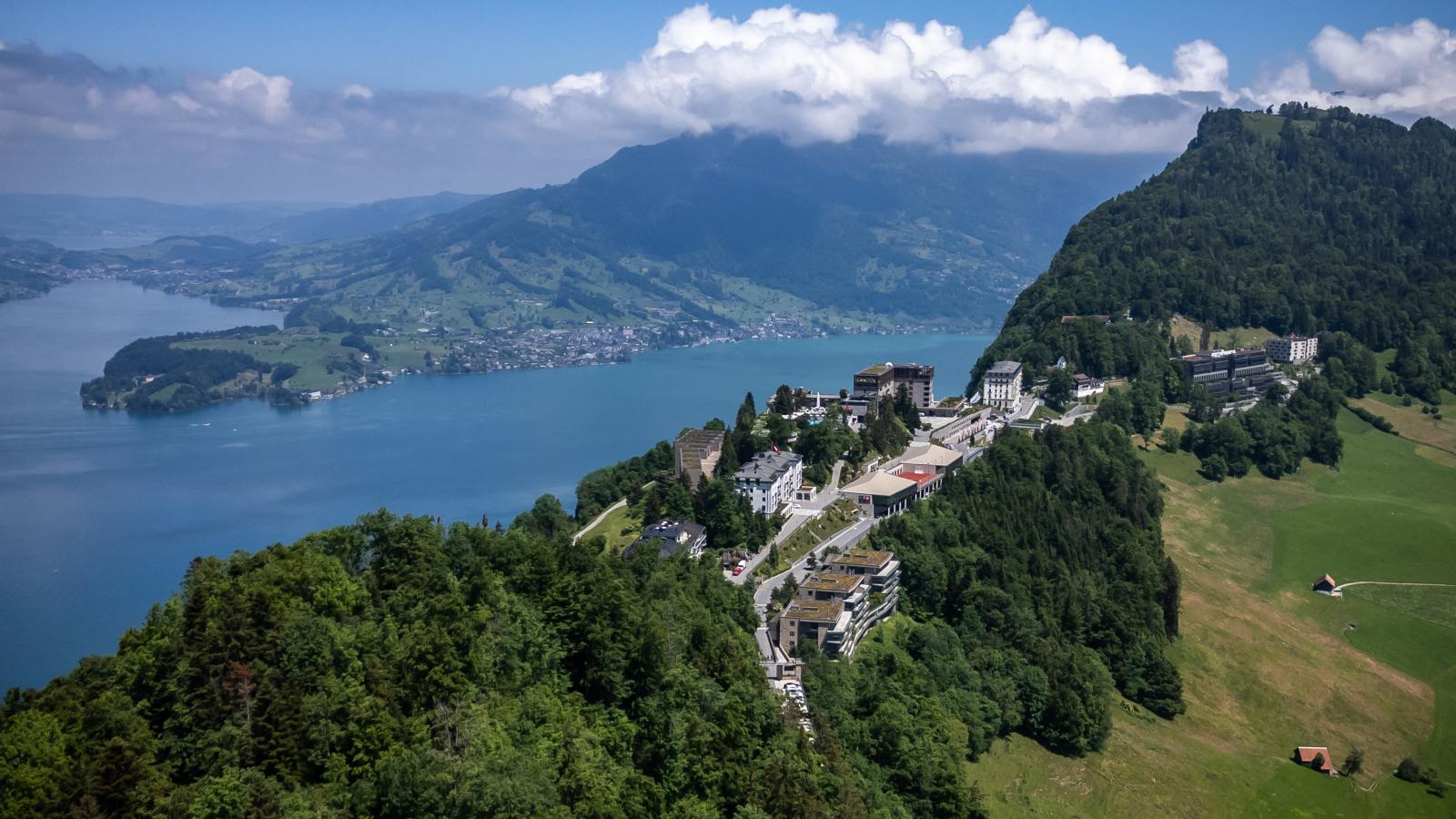  A francia elnök és a német kancellár is várhatóan ott lesz a Luzerni-tóra néző Bürgenstock üdülőhelyen tartandó találkozón, holott az átfedésben zajlik a G7-csoport olaszországi csúcstalálkozójával