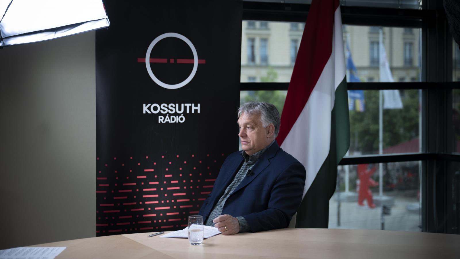 Orbán Viktor miniszterelnök interjút ad a Kossuth rádió Jó reggelt, Magyarország! című műsorában Berlinben