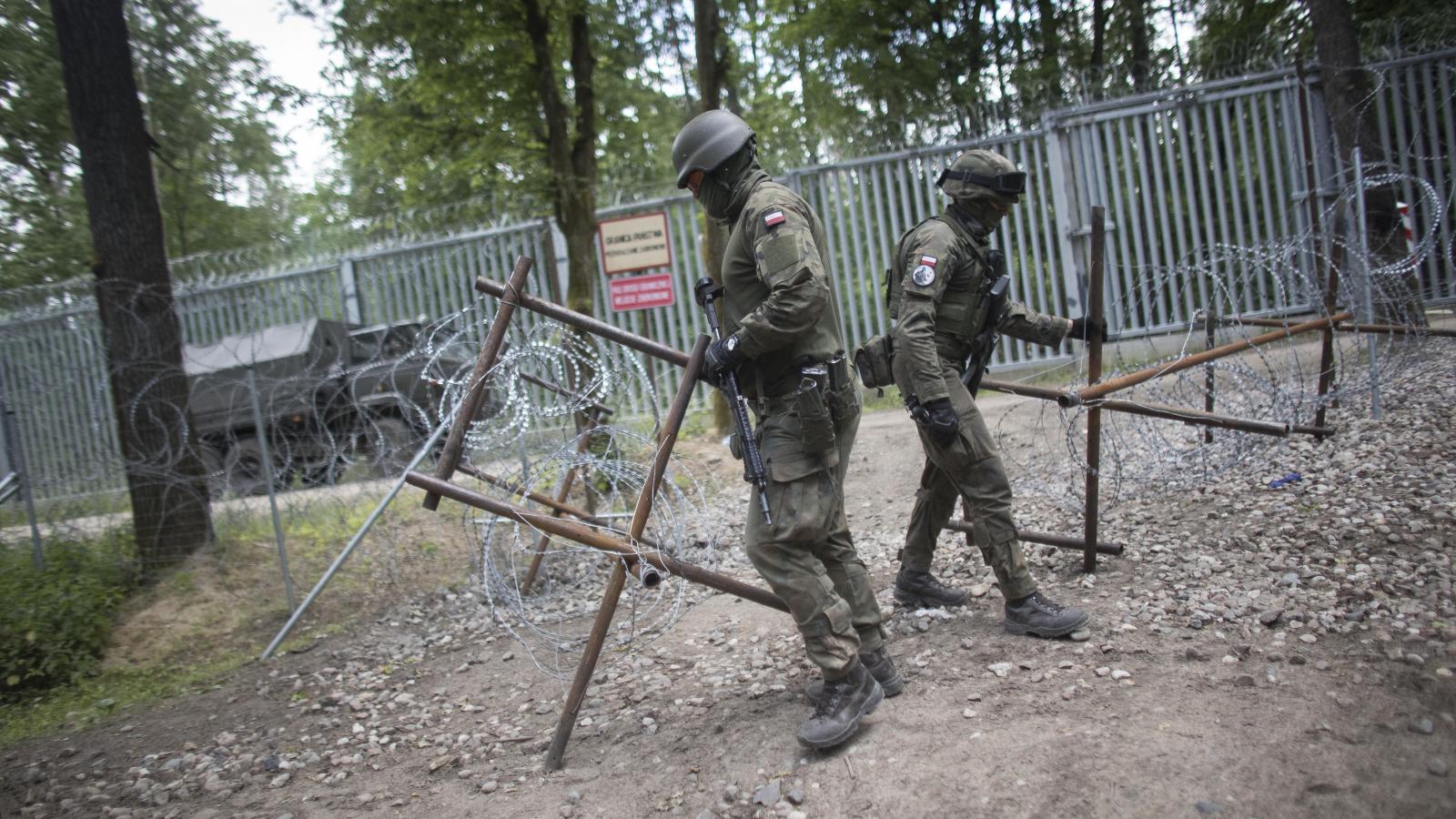 A Białowieża melletti határsáv távol tartaná a Belarusz által küldött migránsokat