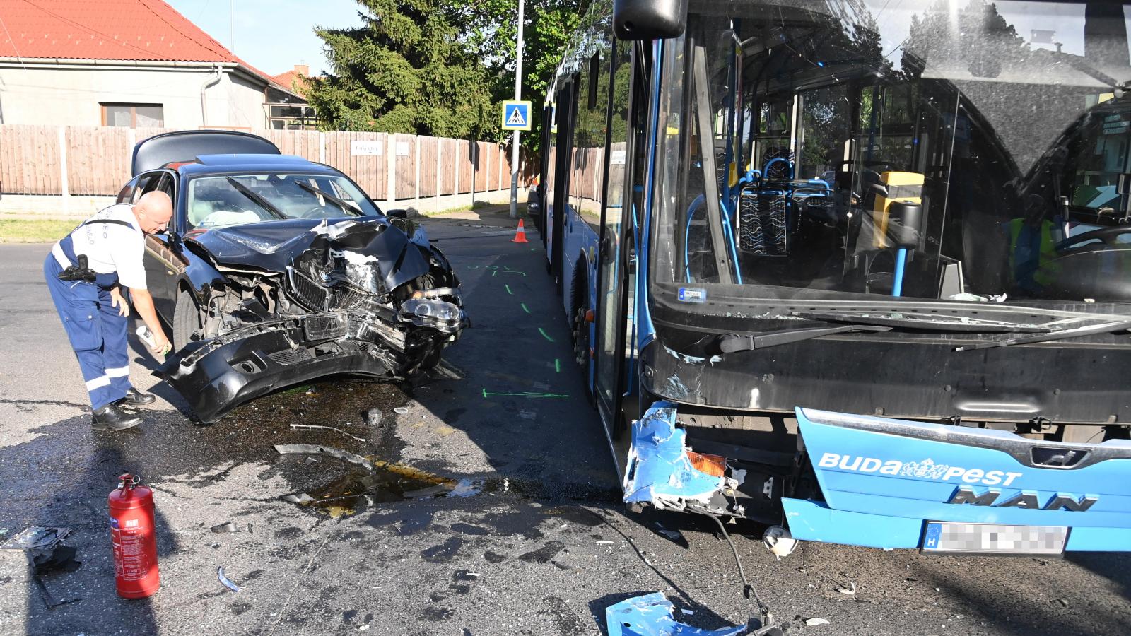 Összetört autó és busz, miután összeütköztek Budapesten, a XIX. kerületi Pozsony és Csiky utca kereszteződésében