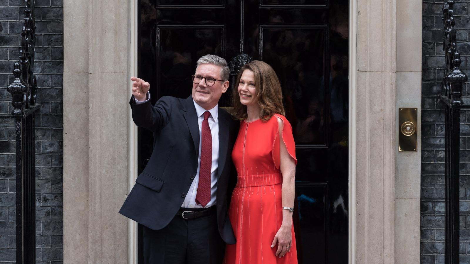 Sir Keir Starmer és a felesége, Victoria Alexander a Downing Street 10. ajtajában