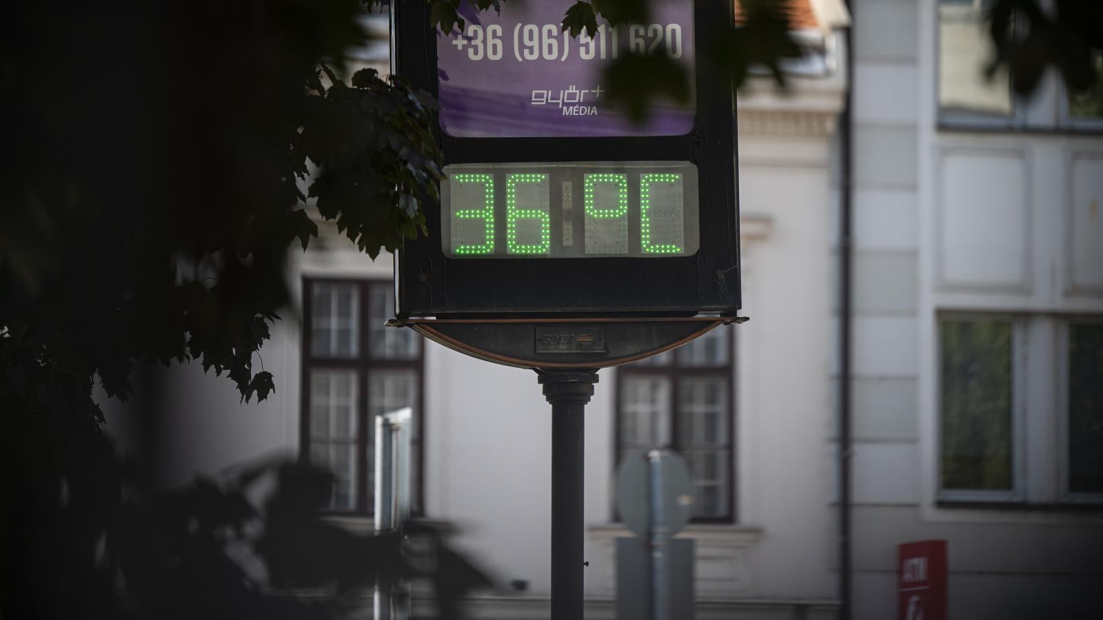 36 Celsius-fok olvasható egy kijelzőn a harmadfokú hőségriadó idején a győri Baross Gábor utcában, még 2024. július 11-én