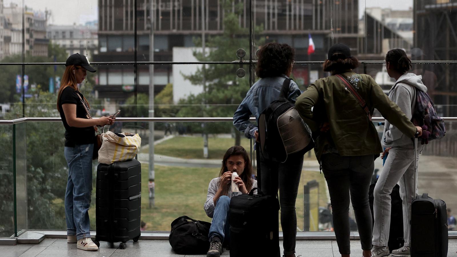 Várakozó utasok 2024. július 26-án a Gare Montparnasse-on 