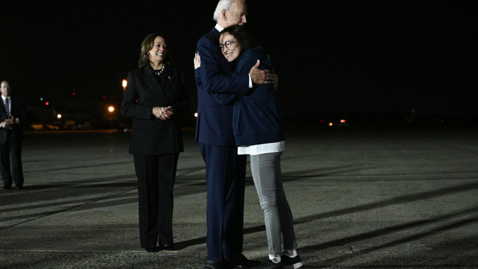 Az Oroszország által fogva tartott egykori amerikai-orosz újságírónőt, Alsu Kurmashevát Joe Biden amerikai elnök és Kamala Harris alelnök fogadják, amikor megérkezik a marylandi Andrews egyesített bázisra 2024. augusztus 1-jén.