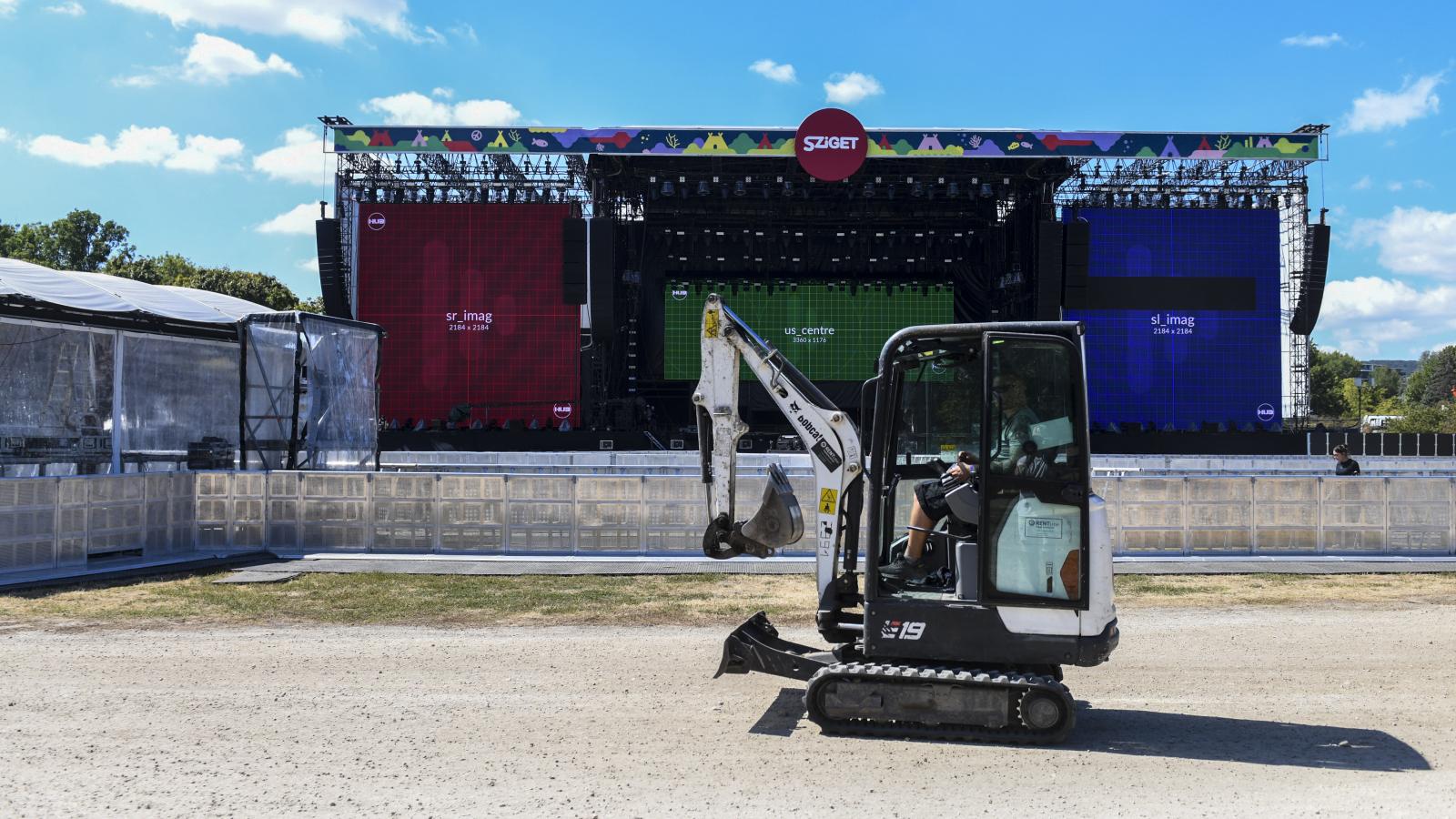 Utolsó simítások a Nagyszínpad előterében (fent). A megújult Colosseum idén is sok izgalommal csábít