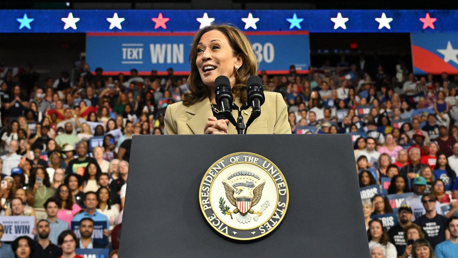 Kamala Harris alelnök, demokrata elnökjelölt egy kampányrendezvényen az Arizona állambeli Glendale városában