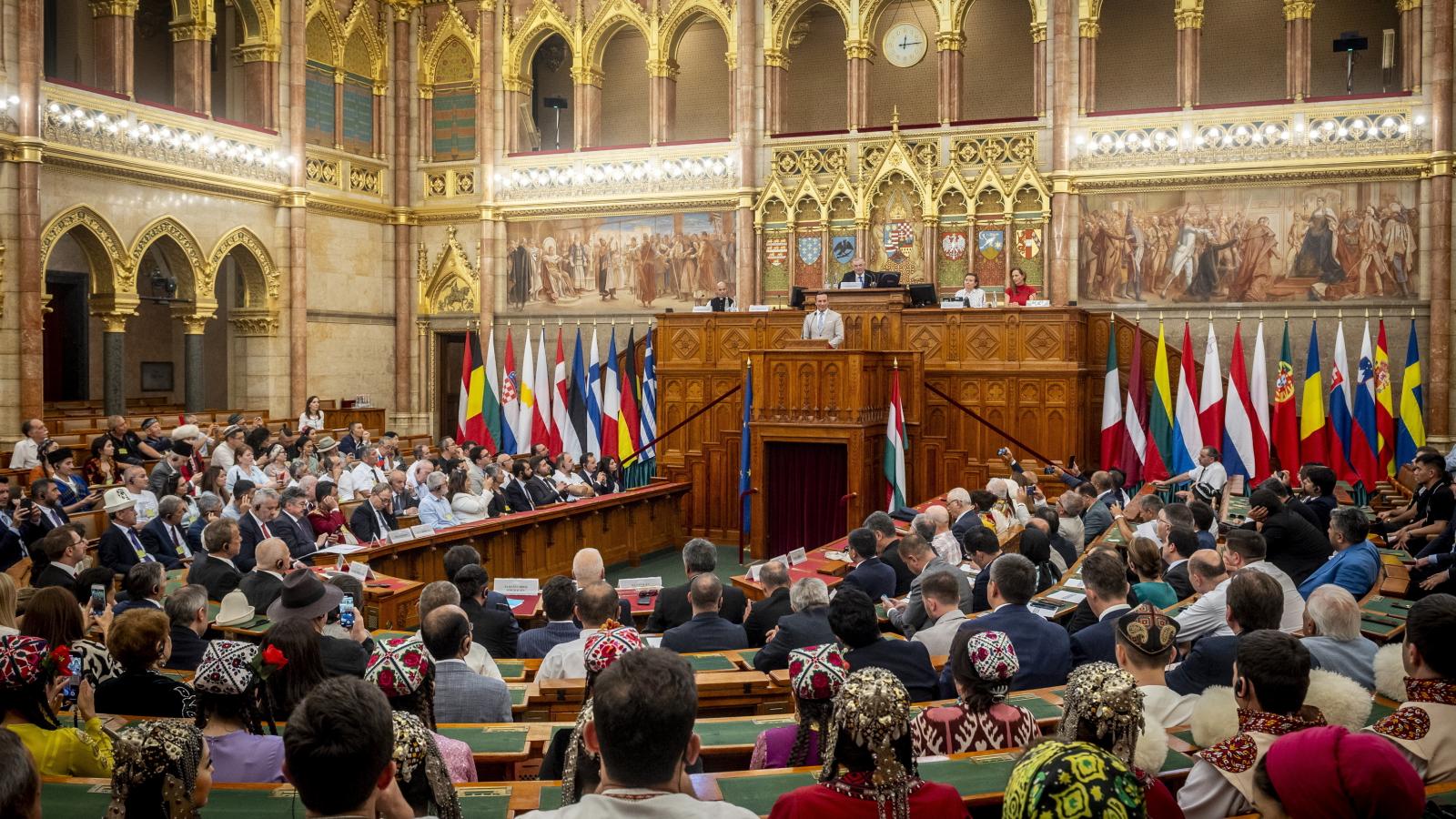 Az idei kurultáj megnyitója a Parlamentben, 27 „hun-türk tudatú” nemzet képviselőivel