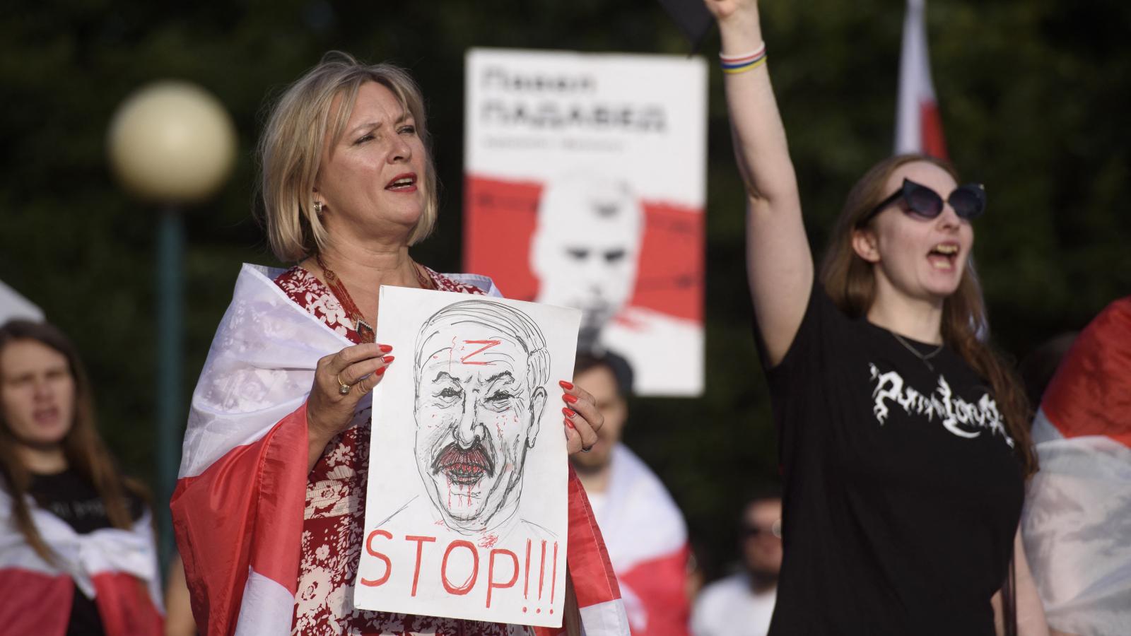 Lukasenko ezerötszáz politikai foglyot őriztet börtöneiben. Az utóbbi időben némelyektől szabadulna