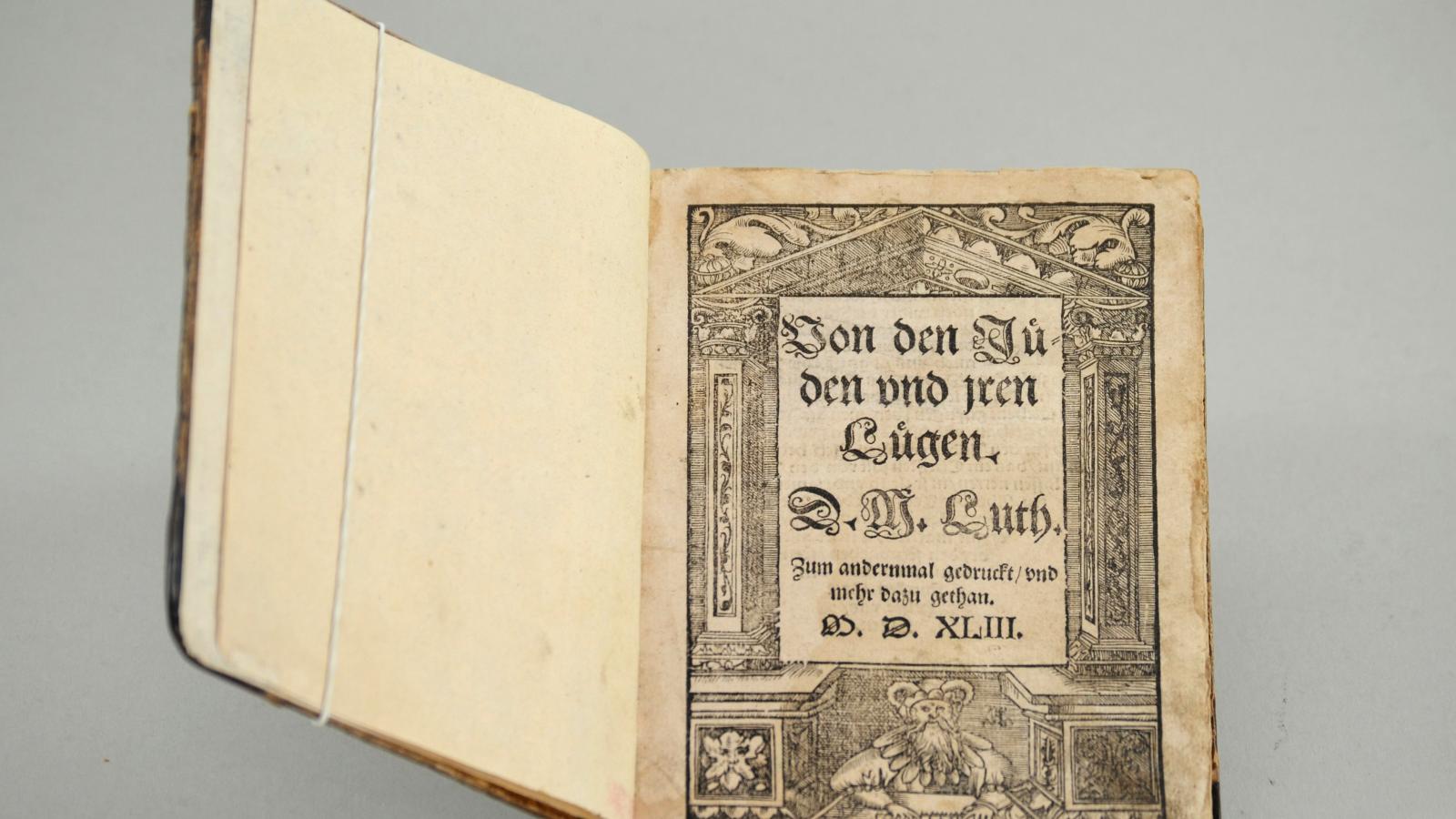 Luther 1543-as, A zsidókról és hazugságaikról című művében hét pontba foglalta, hogyan kellene megszabadulni a zsidóságtól